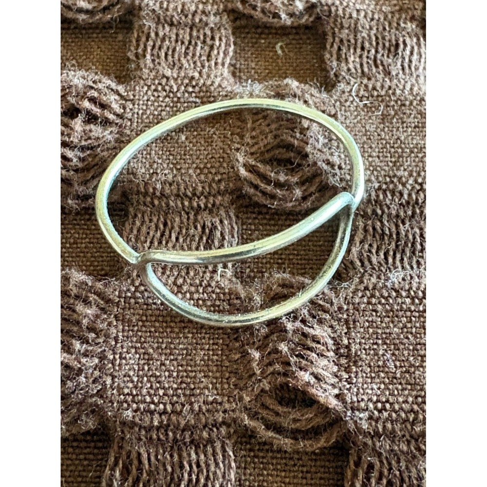 Minimalist Silver Tone Modern Size 7